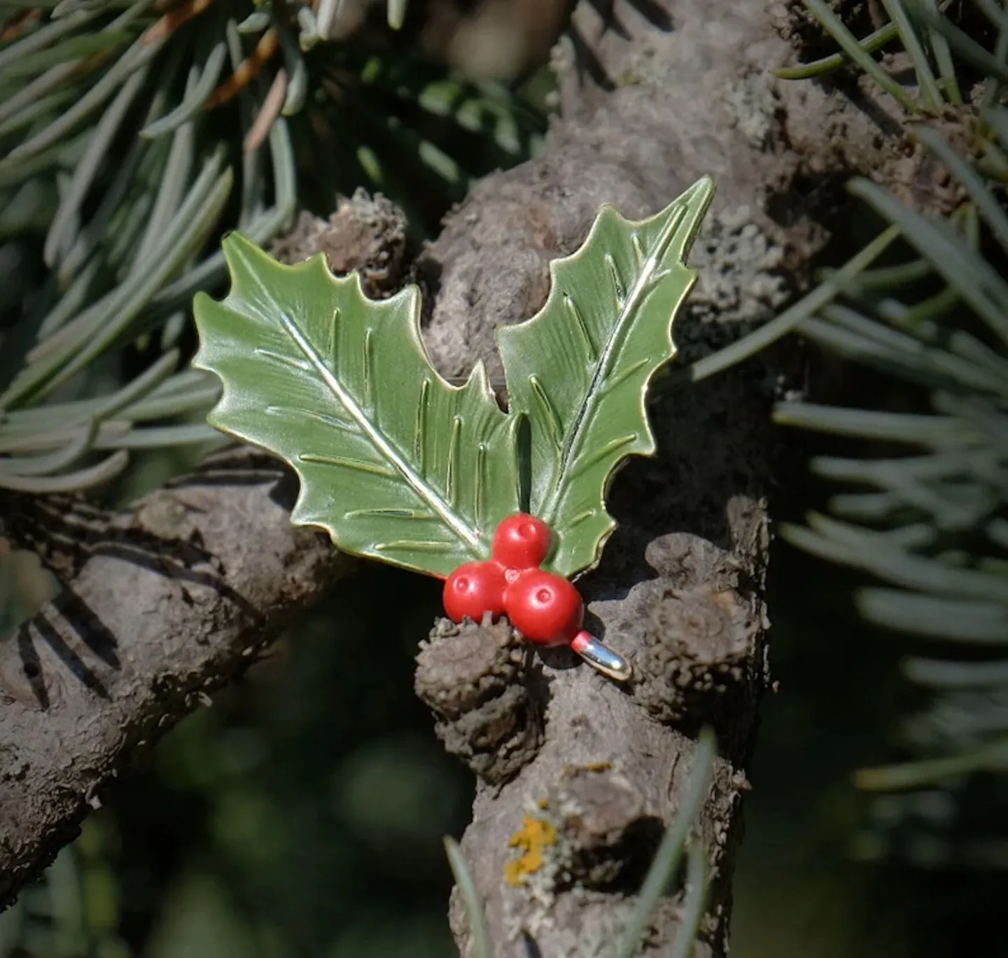 Brooch: Holly