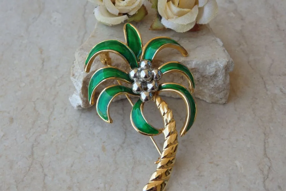 Green gold brooch